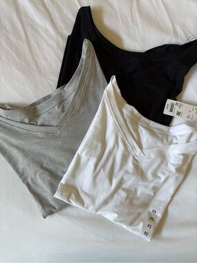 Uniqlo Women's V-Neck Short Sleeve Tee - Bundle of 3